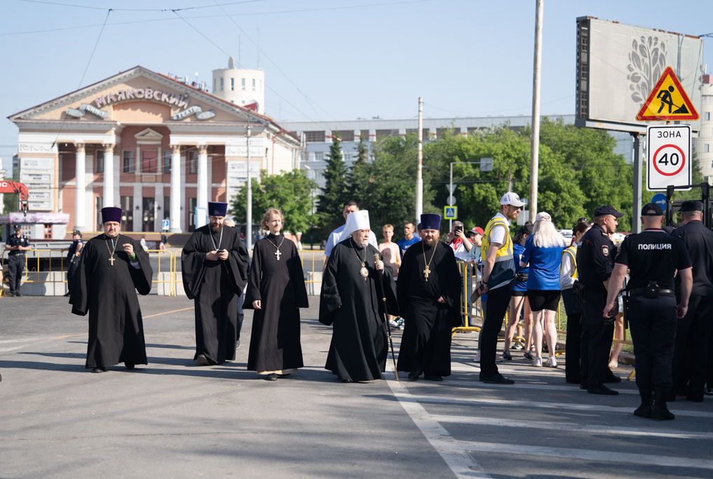 Отец Олег сопровождает гуманитарную помощь из Омска в Стаханов