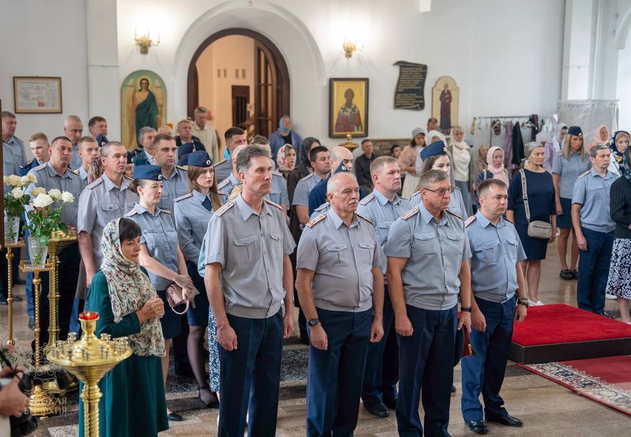 Сотрудники Омского управления федеральной службы - на архиерейском Богослужении в нашем соборе