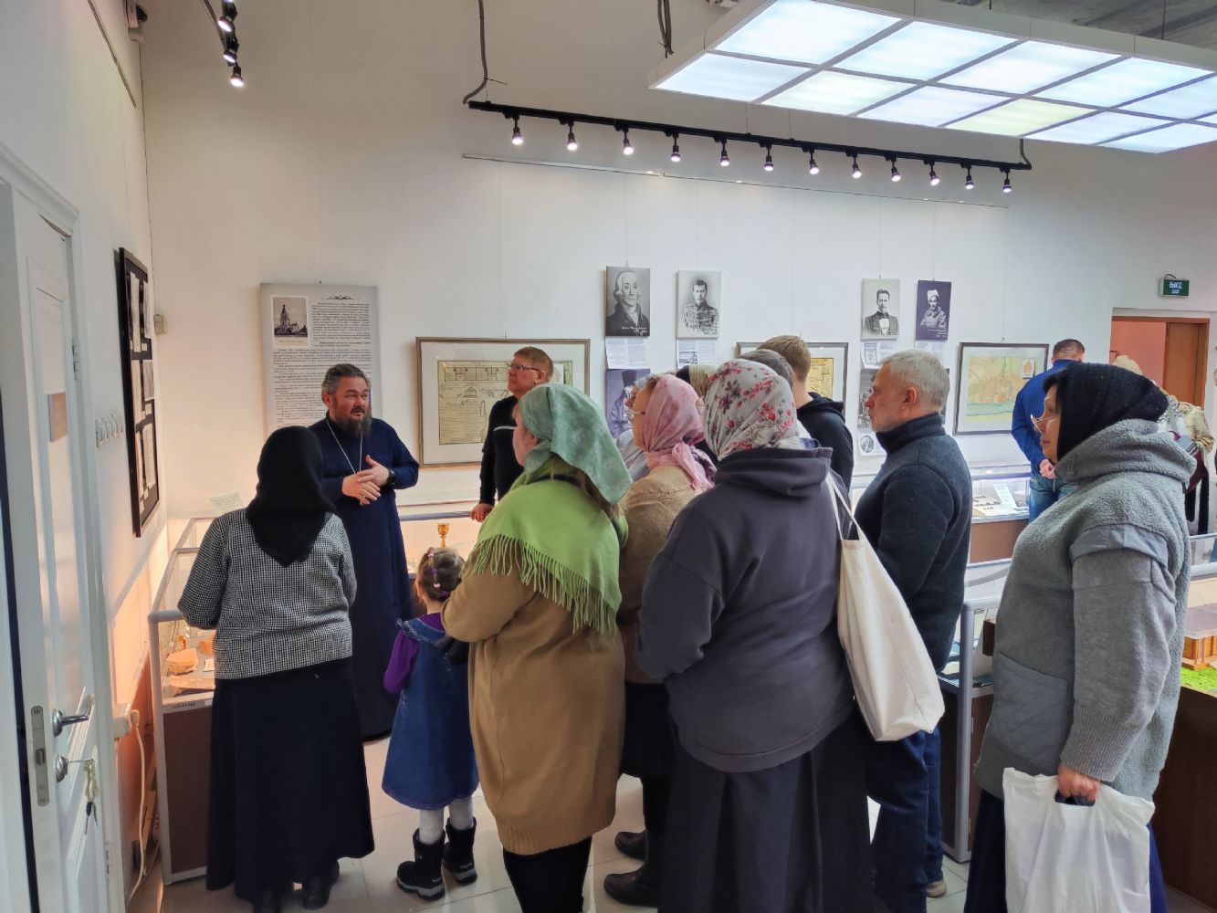 Посетили выставку Омского музея Просвещения