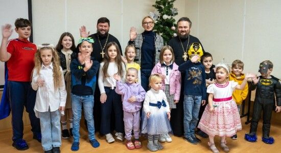С наступающим Новым годом и Рождеством детей из семей, прибывших из зоны СВО, поздравил отец Олег