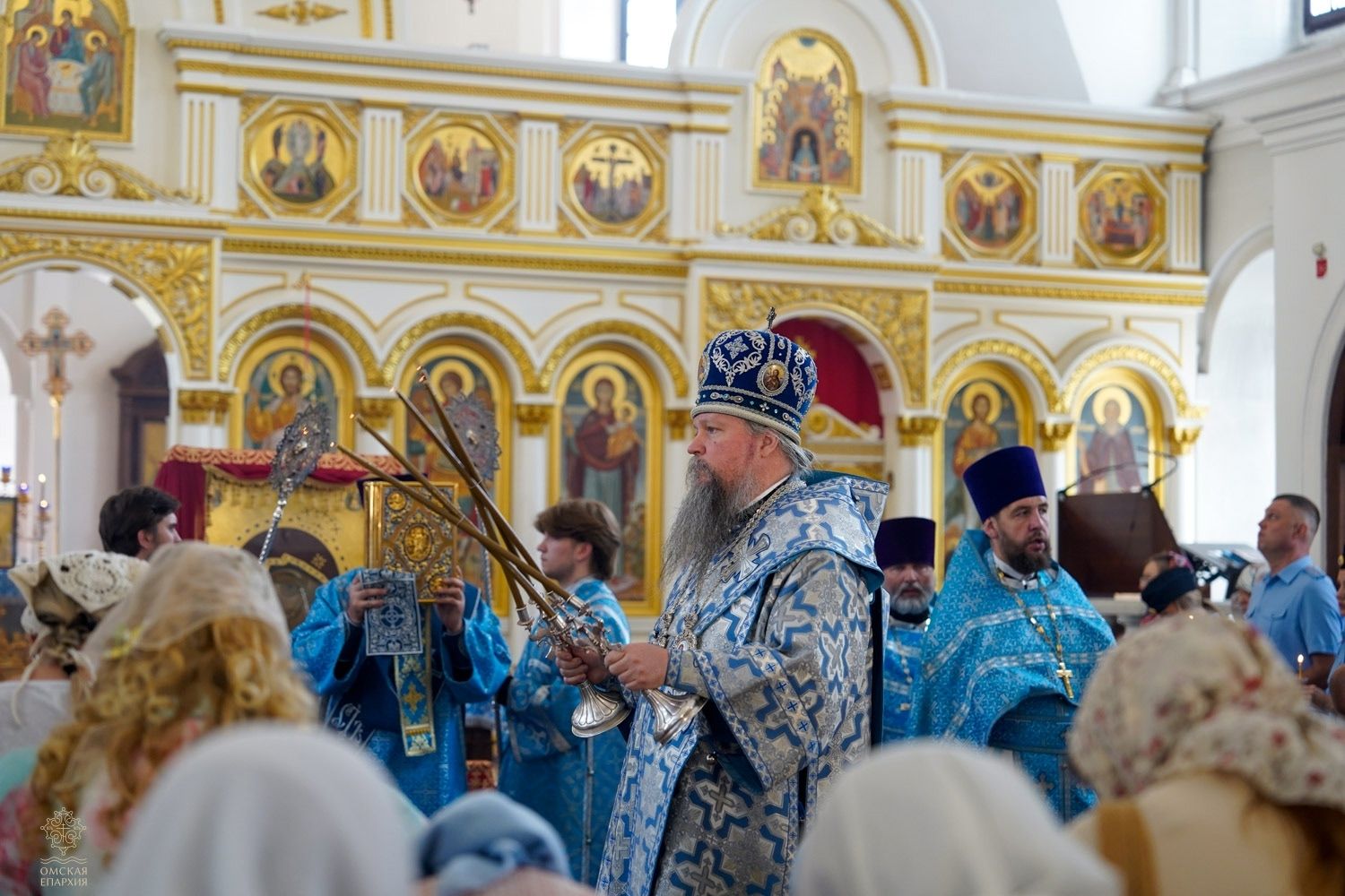 В день памяти вмч. Феодора Стратилата Божественную Литургию в Воскресенском соборе возглавил митрополит Дионисий